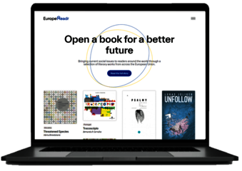 Fotos eines Laptops auf dem die Europe Readr Website geöffnet ist